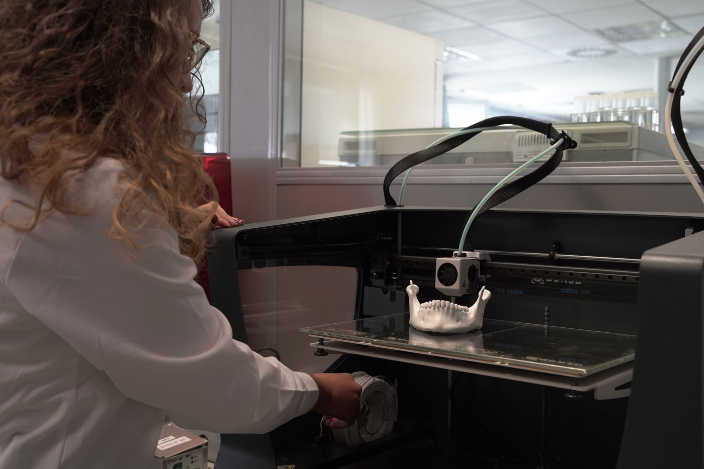 Equipo técnico de ADBioplastics trabajando con un modelo médico con tecnología 3D.