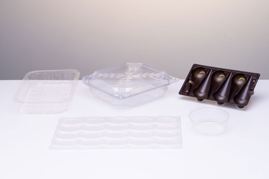 Bandejas y piezas termoformadas fabricadas con bioplástico compostable PLA-Premium para el sector alimentación.